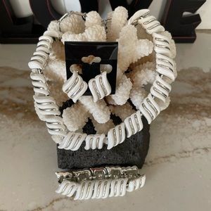 Coro White Thermoset Vintage Choker Necklace Earrings Bracelet Set